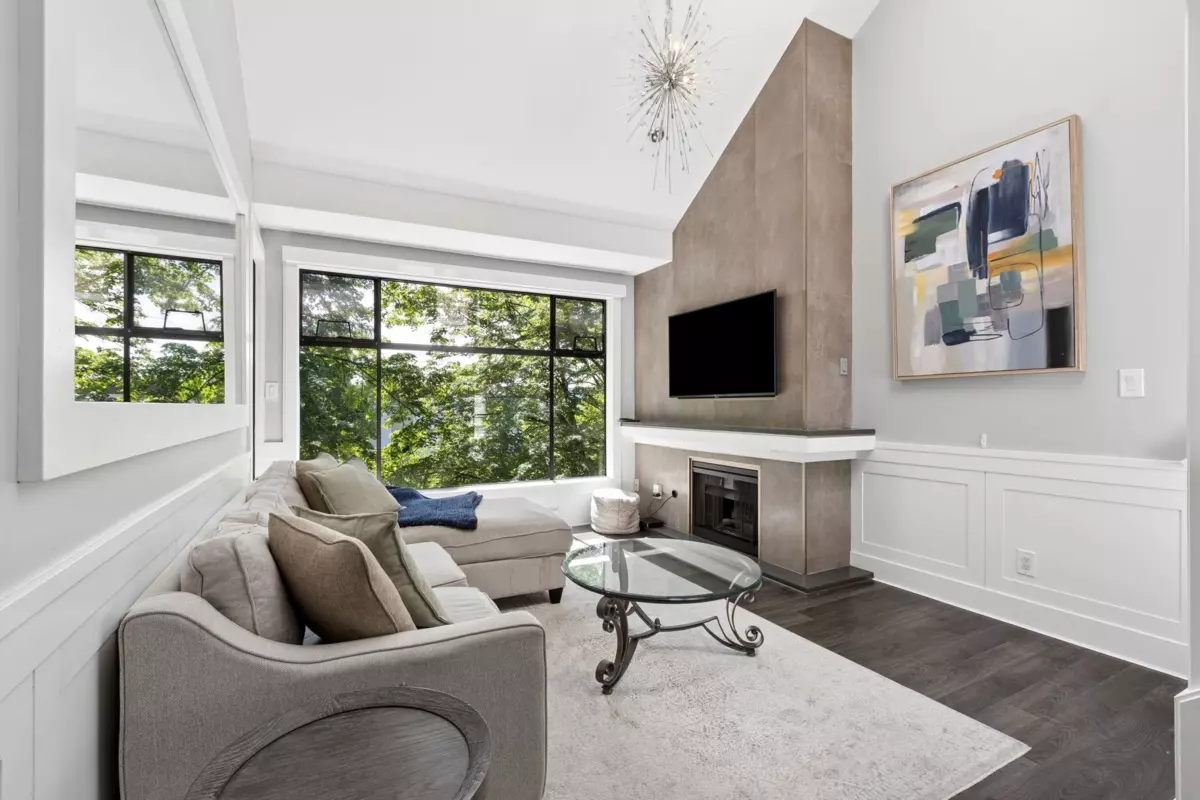 Family Room Photo of 303 1702 Chesterfield Avenue, North Vancouver, BC
