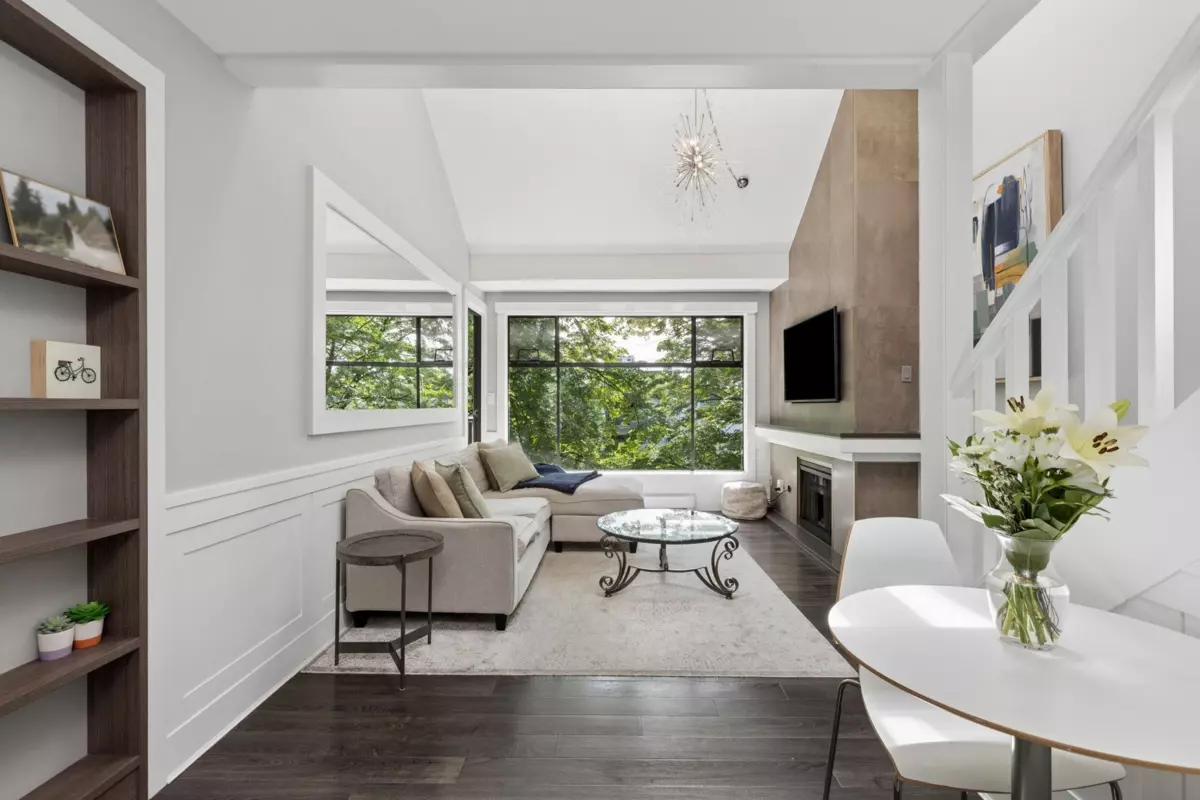 Living Room Photo of 303 1702 Chesterfield Avenue, North Vancouver, BC