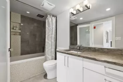Entry Foyer Photo of 303 1702 Chesterfield Avenue, North Vancouver, BC