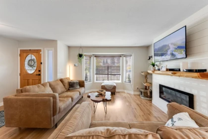 Kitchen Island Photo of 5856 Glendale Drive, Chilliwack, BC