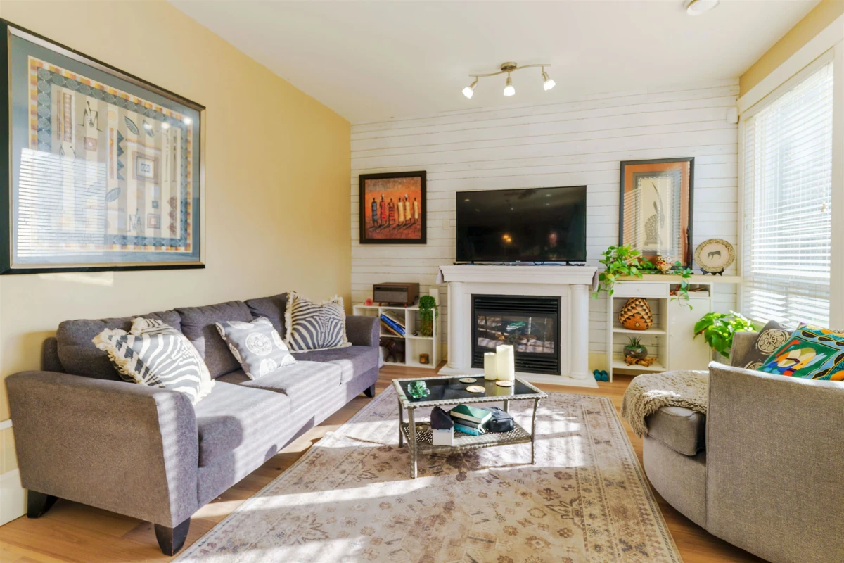 Living Room Photo of 11125 234a Street, Maple Ridge, BC
