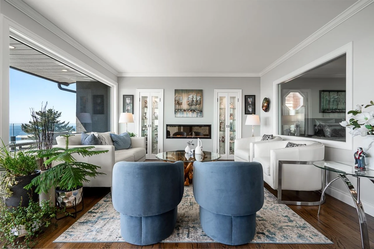 Living Room Photo of 14535 Sunset Drive, White Rock, BC
