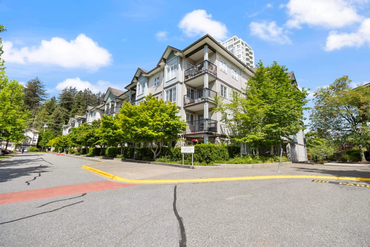 Living Room Photo of 207 14877 100 Avenue, Surrey, BC