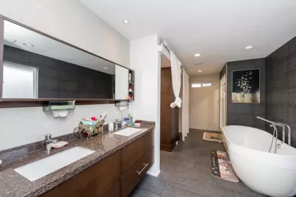 Guest Bathroom Photo of 15730 38a Avenue, Surrey, BC