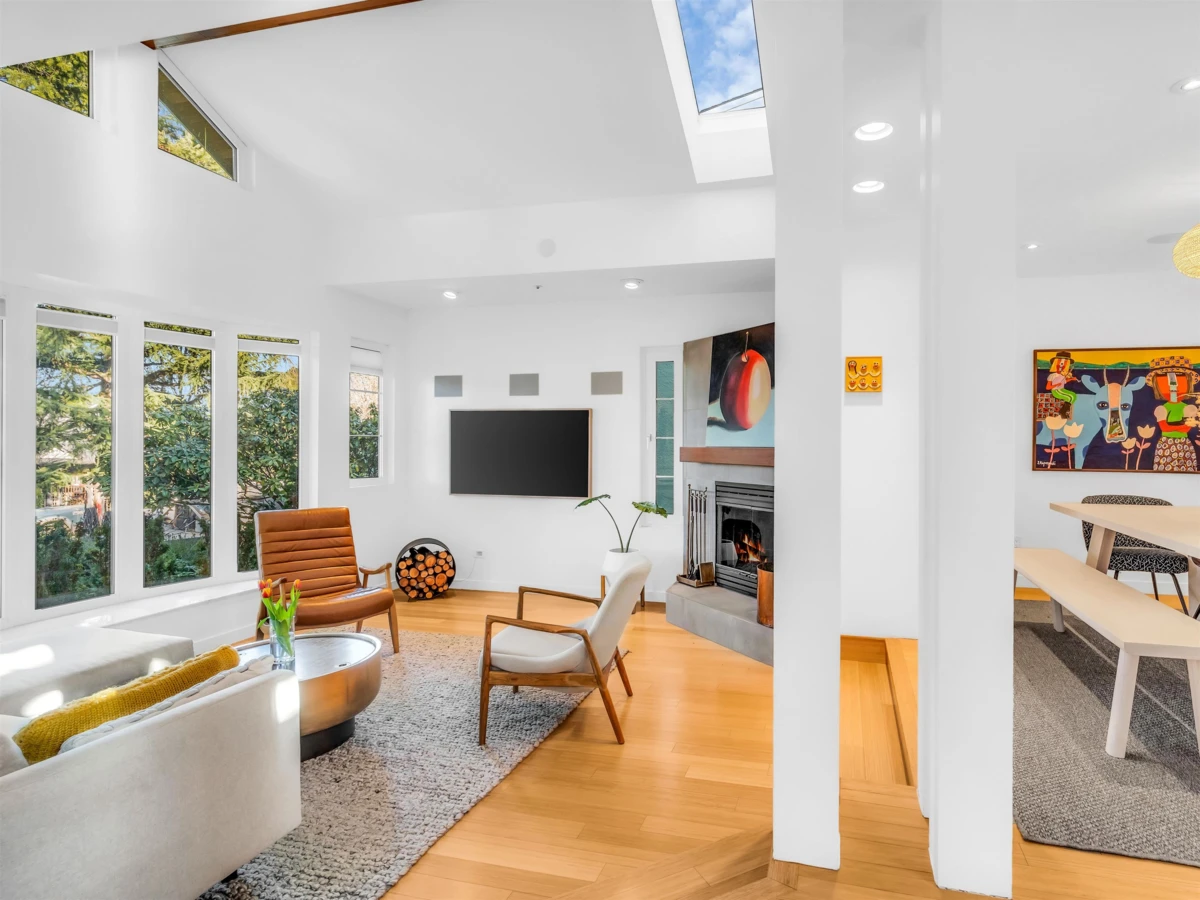 Dining Area Photo of 420 W 17th Avenue, Vancouver, BC