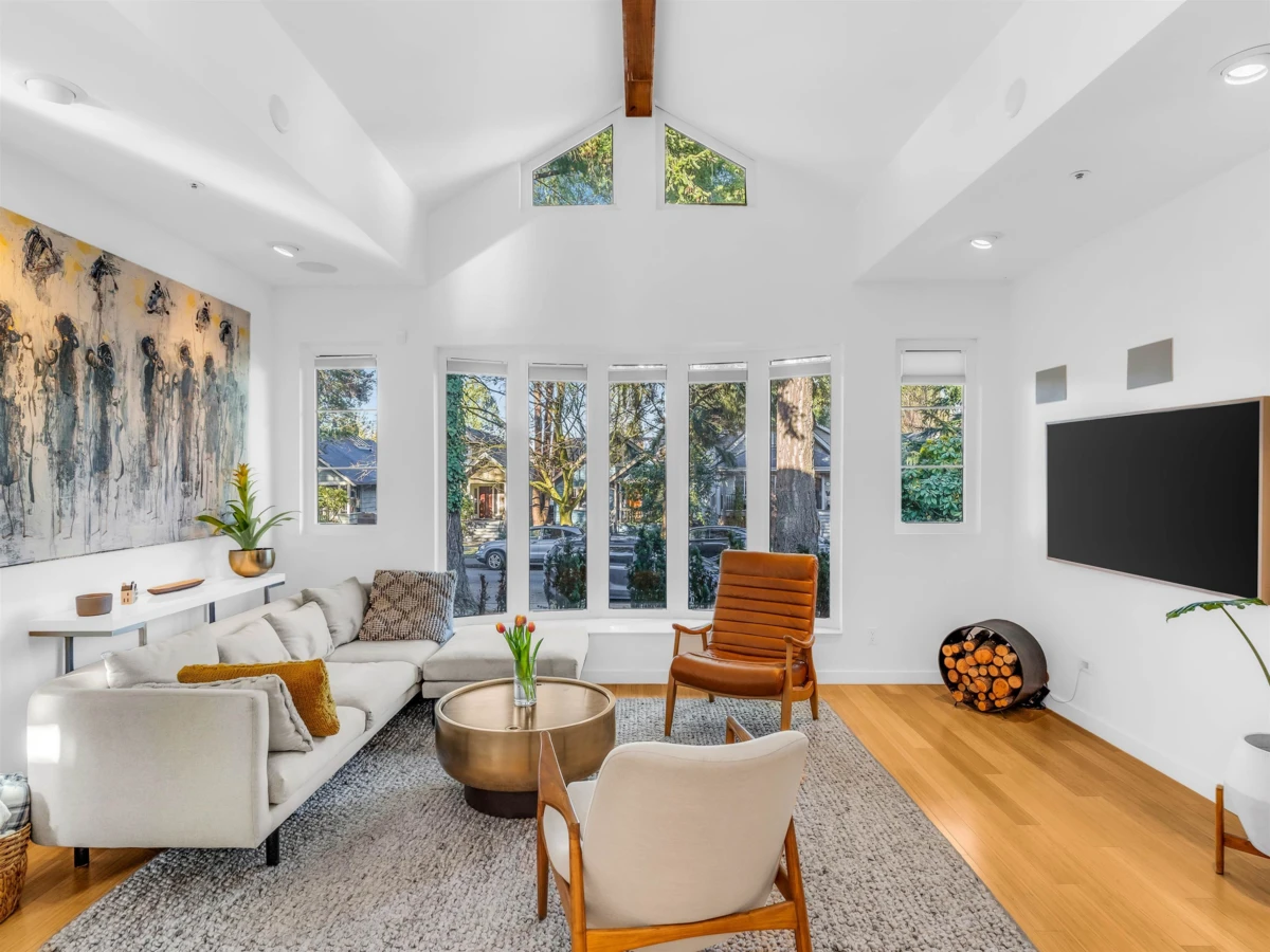 Living Room Photo of 420 W 17th Avenue, Vancouver, BC