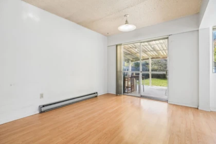 Kitchen Island Photo of 3740 Blundell Road, Richmond, BC