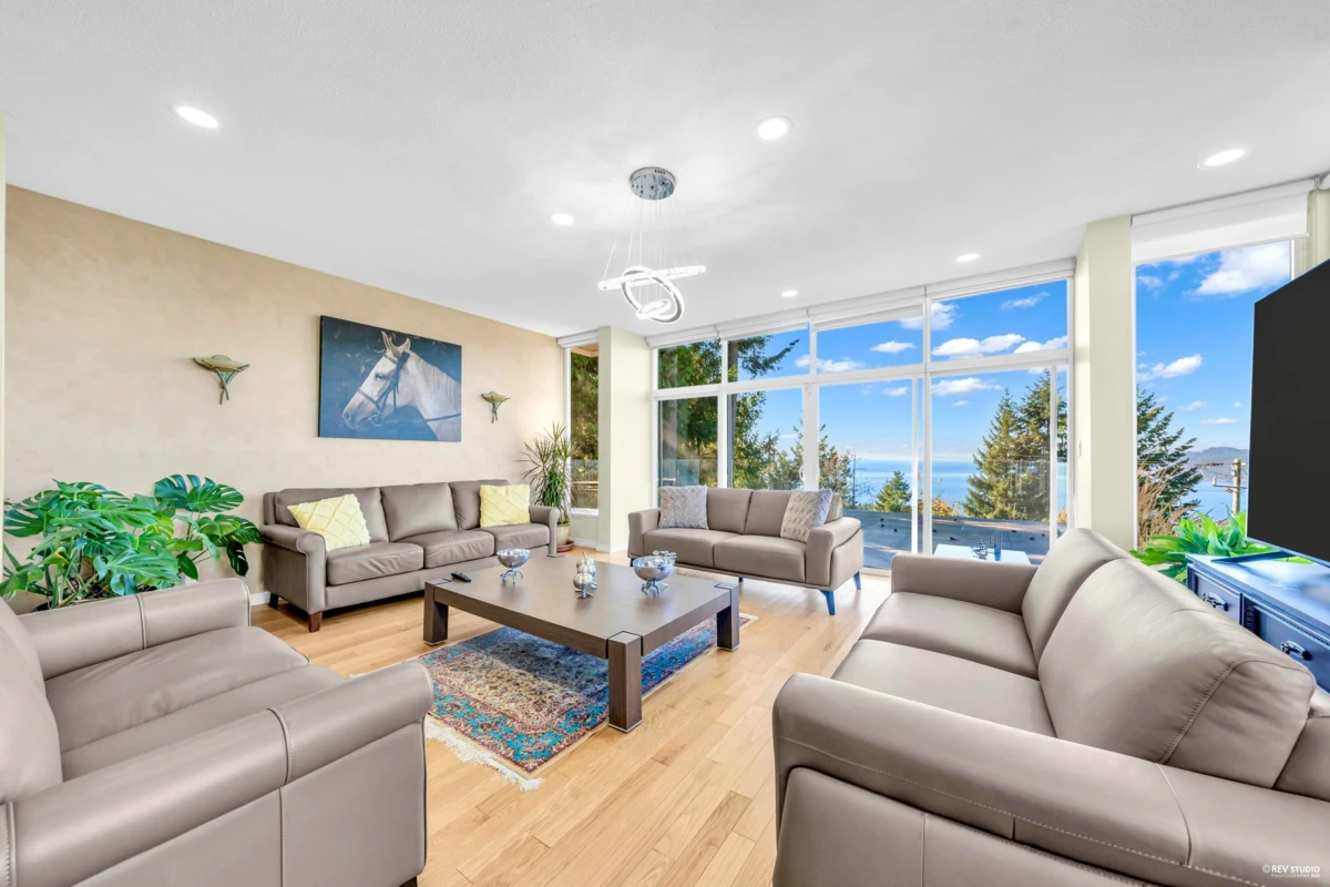 Living Room Photo of 4673 Woodburn Road, West Vancouver, BC
