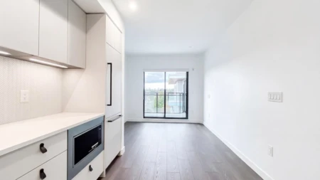 Kitchen Island Photo of 609 1680 E 12th Avenue, Vancouver, BC