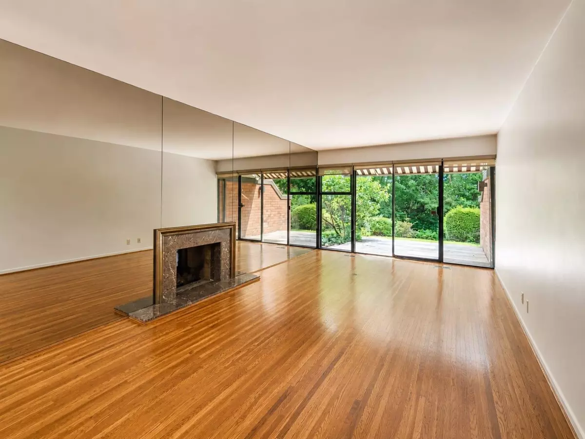 Living Room Photo of 406 Greensboro Place, Vancouver, BC