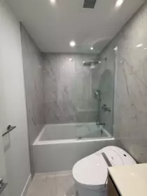 Primary Bathroom Photo of 907 135 E 13th Street, North Vancouver, BC