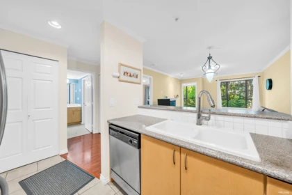 210 175 E 10th Street, North Vancouver, BC, North Vancouver — Apartment/Condo for sale