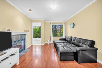 210 175 E 10th Street, North Vancouver, BC, North Vancouver — Apartment/Condo for sale