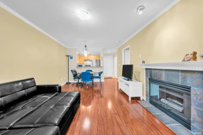 210 175 E 10th Street, North Vancouver, BC, North Vancouver — Apartment/Condo for sale