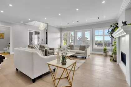 Kitchen Island Photo of 9487 162a Street, Surrey, BC