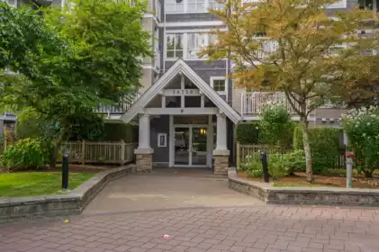 410 20750 Duncan Way, Langley, BC, Langley — Apartment/Condo for sale