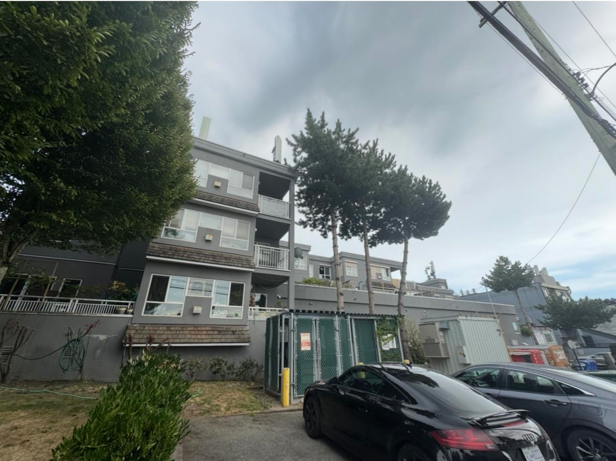 Primary Bathroom Photo of 302 688 E 56th Avenue, Vancouver, BC