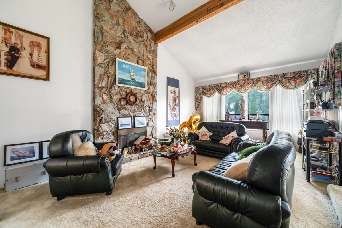 Kitchen Island Photo of 10613 Yarmish Drive, Richmond, BC
