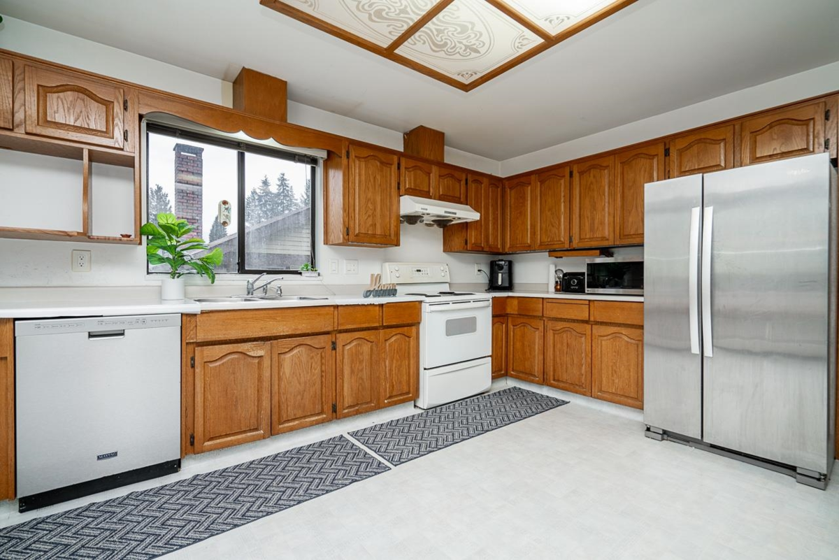 Kitchen Island Photo of 15672 99b Avenue, Surrey, BC
