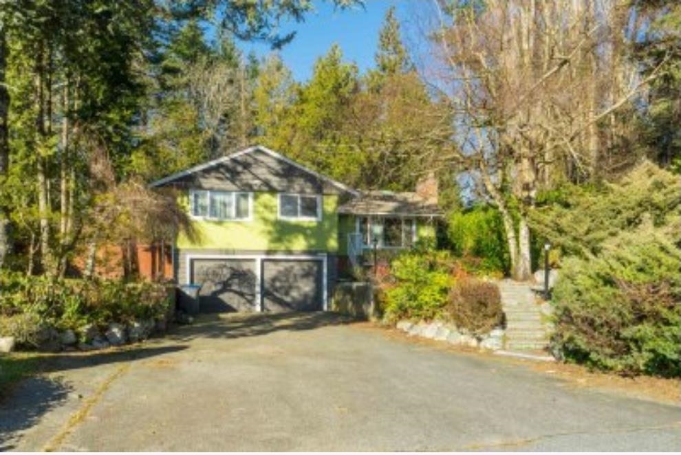 Living Room Photo of 13671 16 Avenue, Surrey, BC