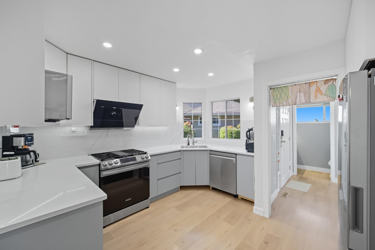 Guest Bathroom Photo of 118 15121 19 Avenue, Surrey, BC