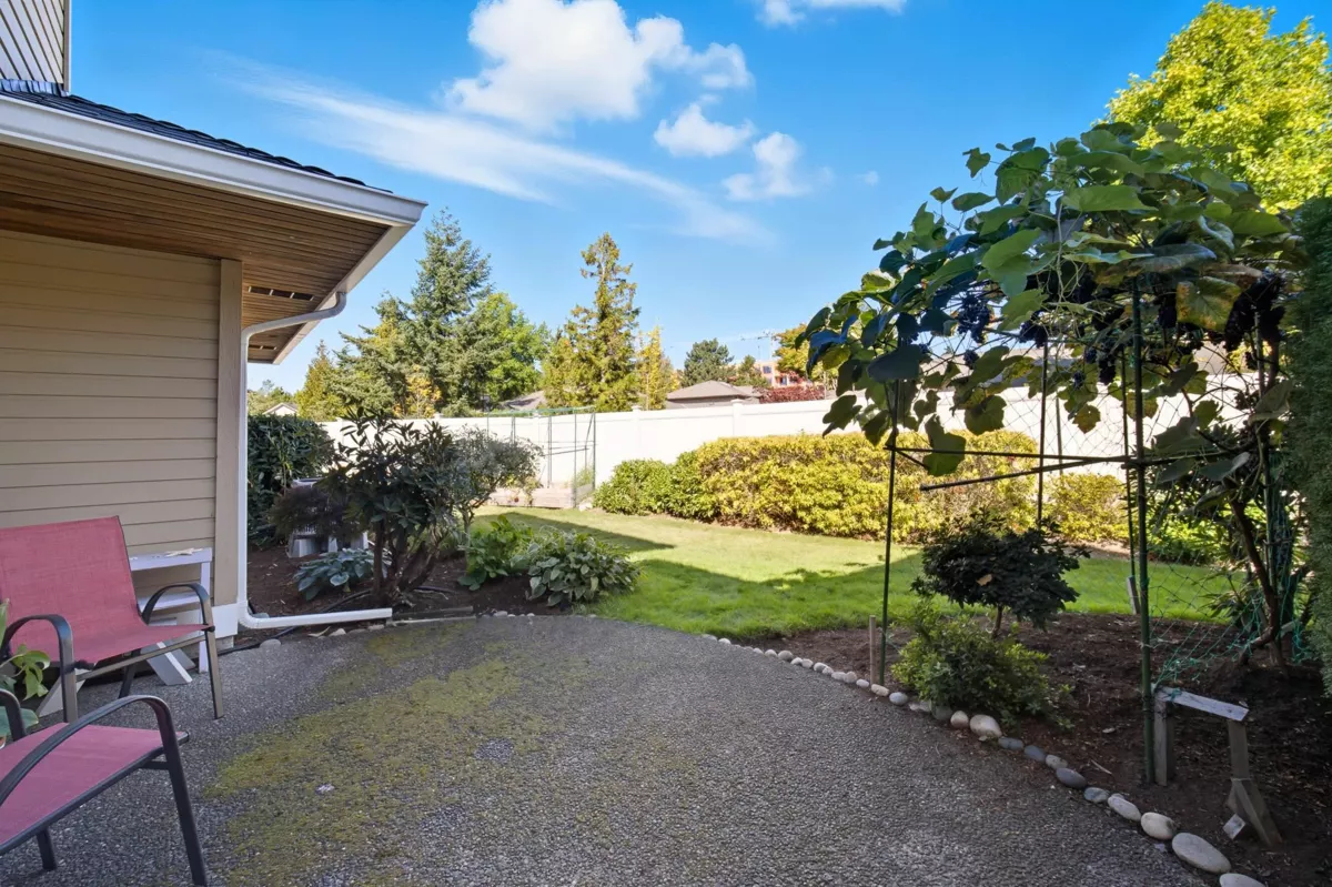 Swimming Pool Photo of 118 15121 19 Avenue, Surrey, BC
