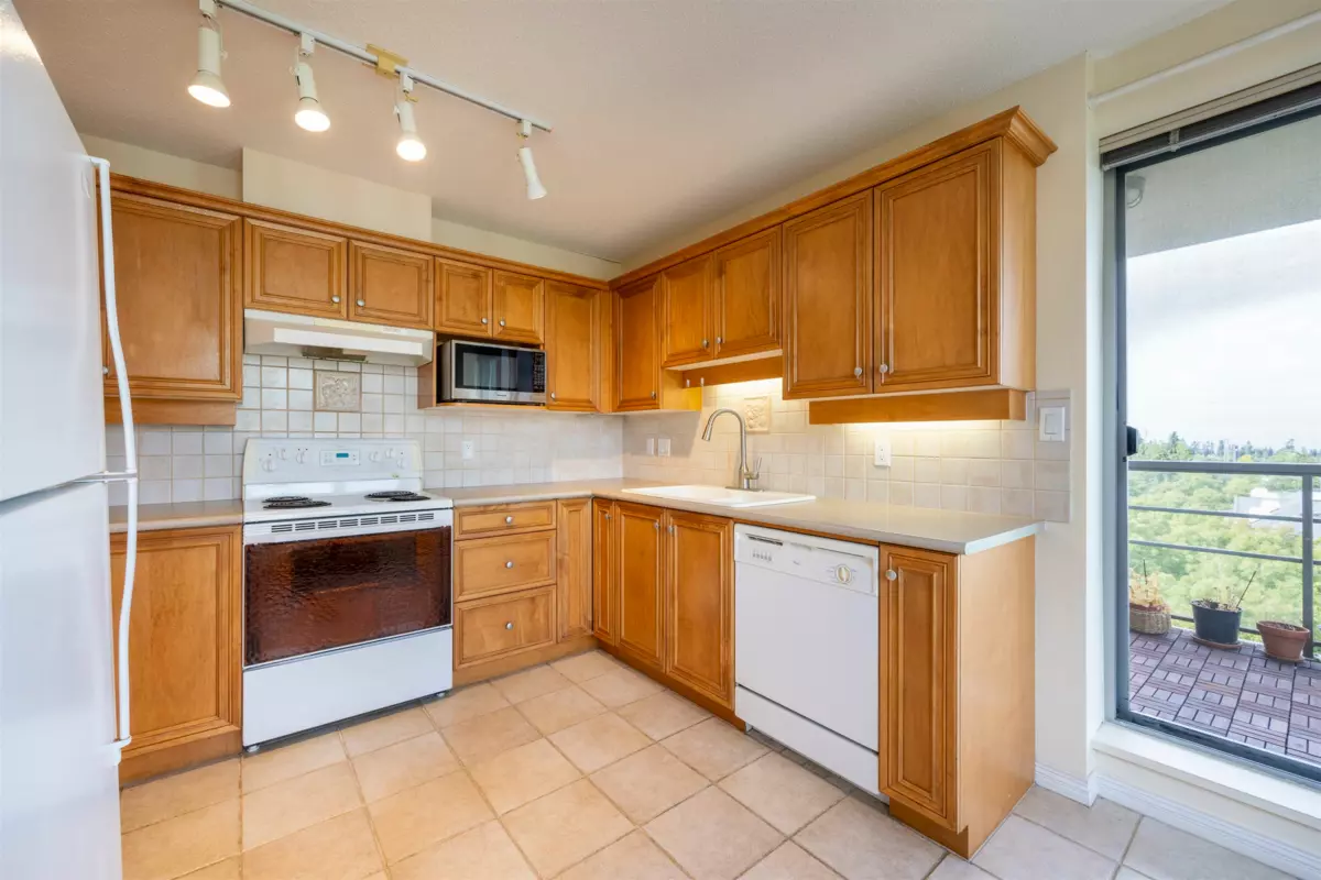 Living Room Photo of 1001 5639 Hampton Place, Vancouver, BC