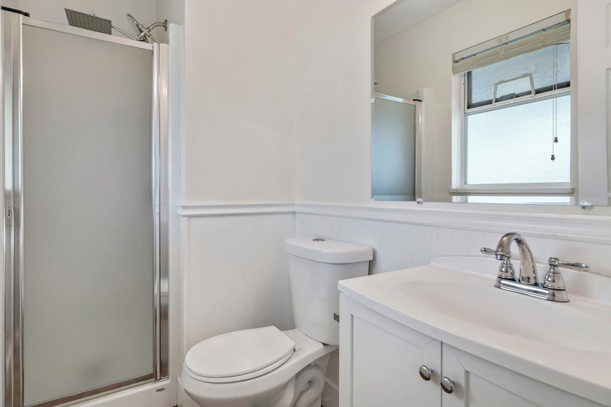 Guest Bathroom Photo of 33334 Best Avenue, Mission, BC