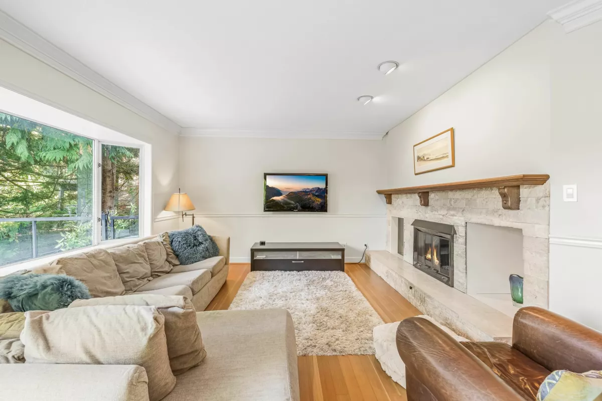 Kitchen Island Photo of 5219 Headland Drive, West Vancouver, BC