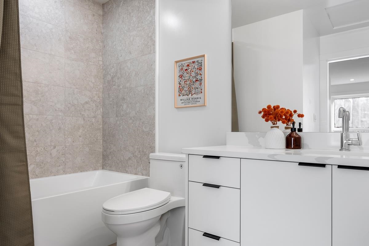 Hallway Photo of 7 5993 143 Street, Surrey, BC