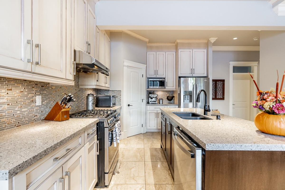 Breakfast Nook Photo of 16943 0a Avenue, Surrey, BC