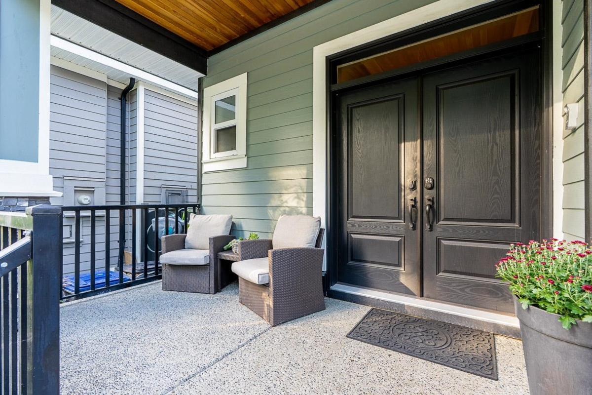 Family Room Photo of 16943 0a Avenue, Surrey, BC