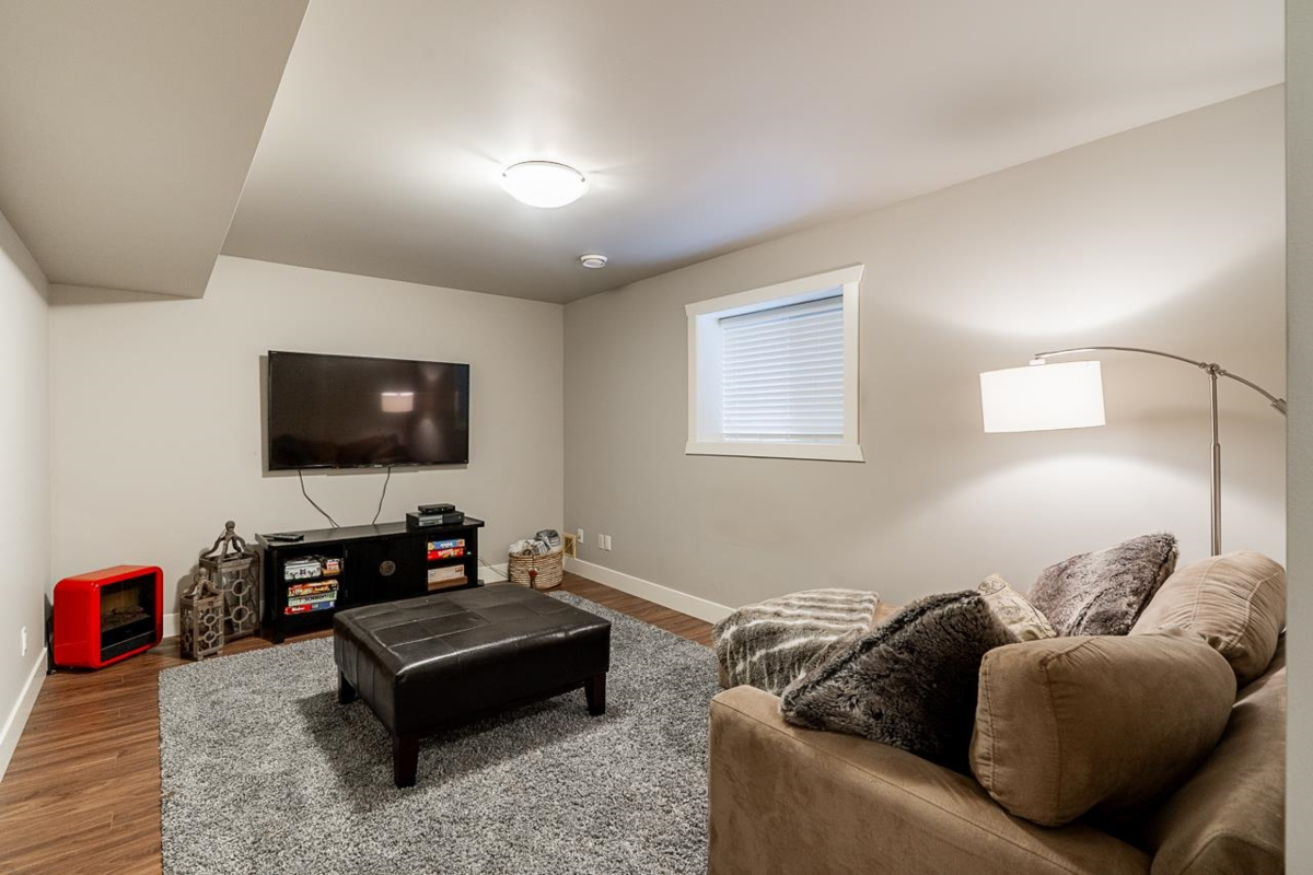 Front Yard Photo of 16943 0a Avenue, Surrey, BC