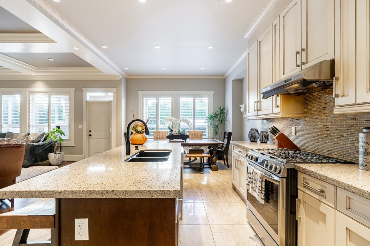 Kitchen Island Photo of 16943 0a Avenue, Surrey, BC