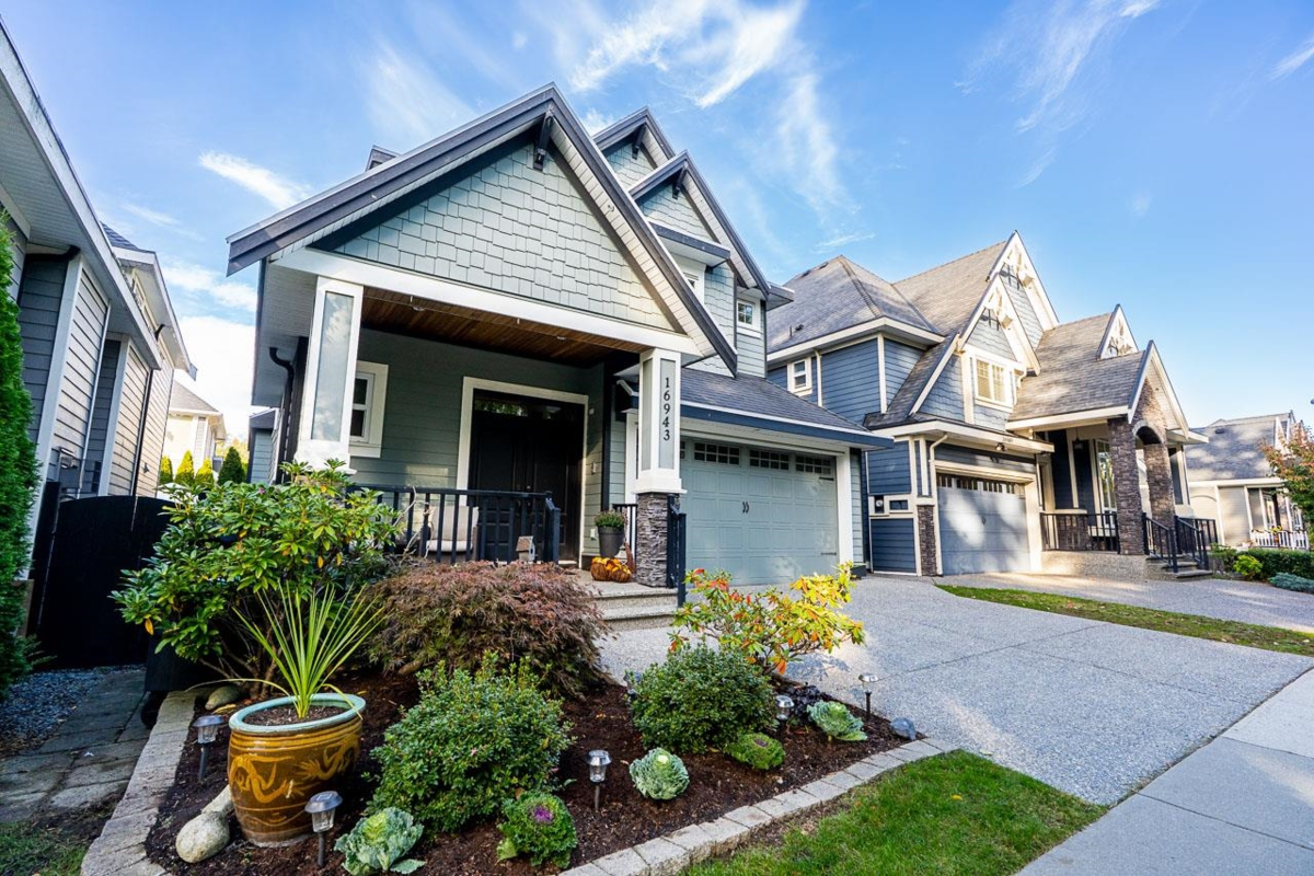 Living Room Photo of 16943 0a Avenue, Surrey, BC