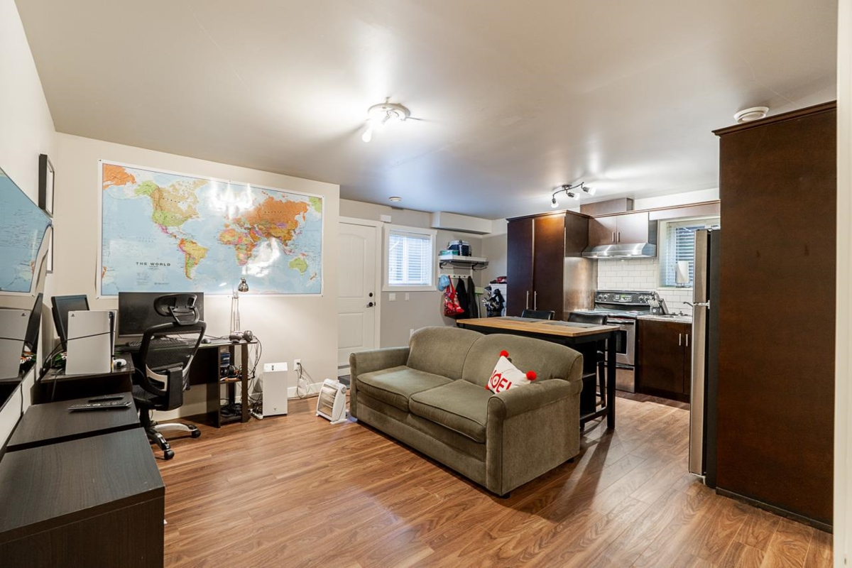 Swimming Pool Photo of 16943 0a Avenue, Surrey, BC