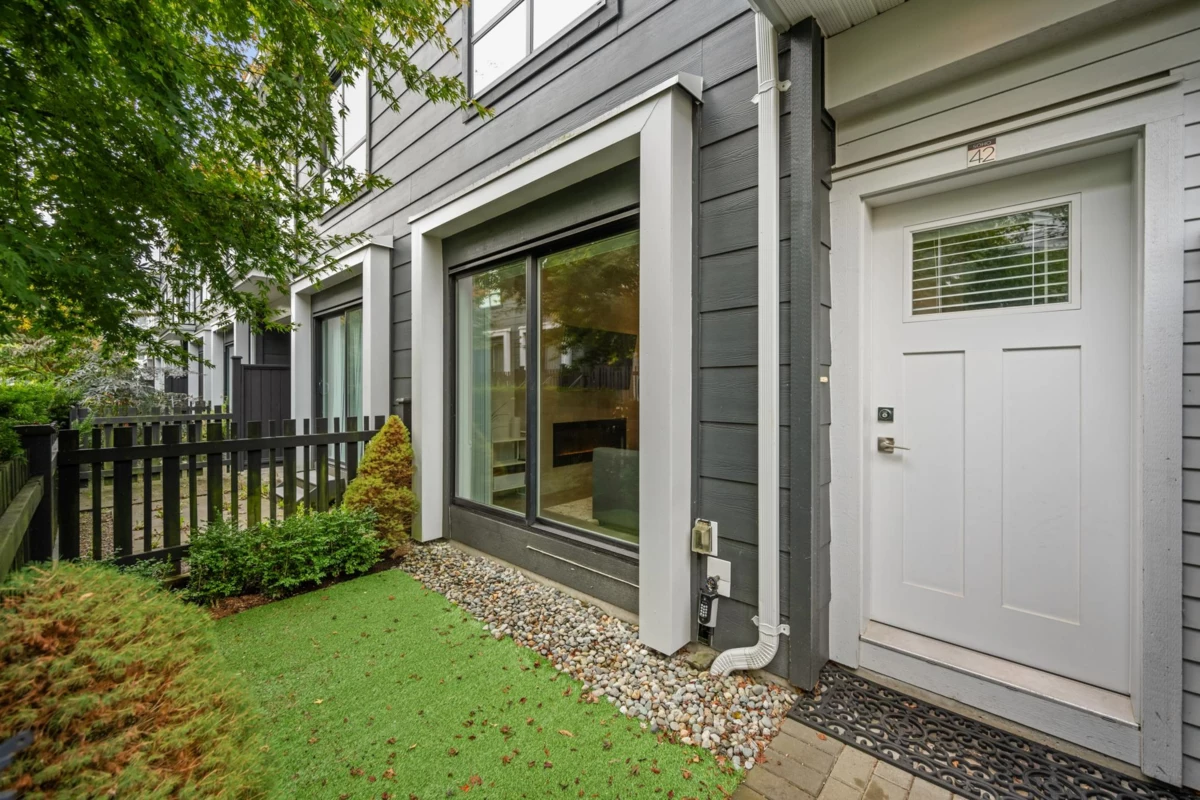 Living Room Photo of 42 16336 23a Avenue, Surrey, BC