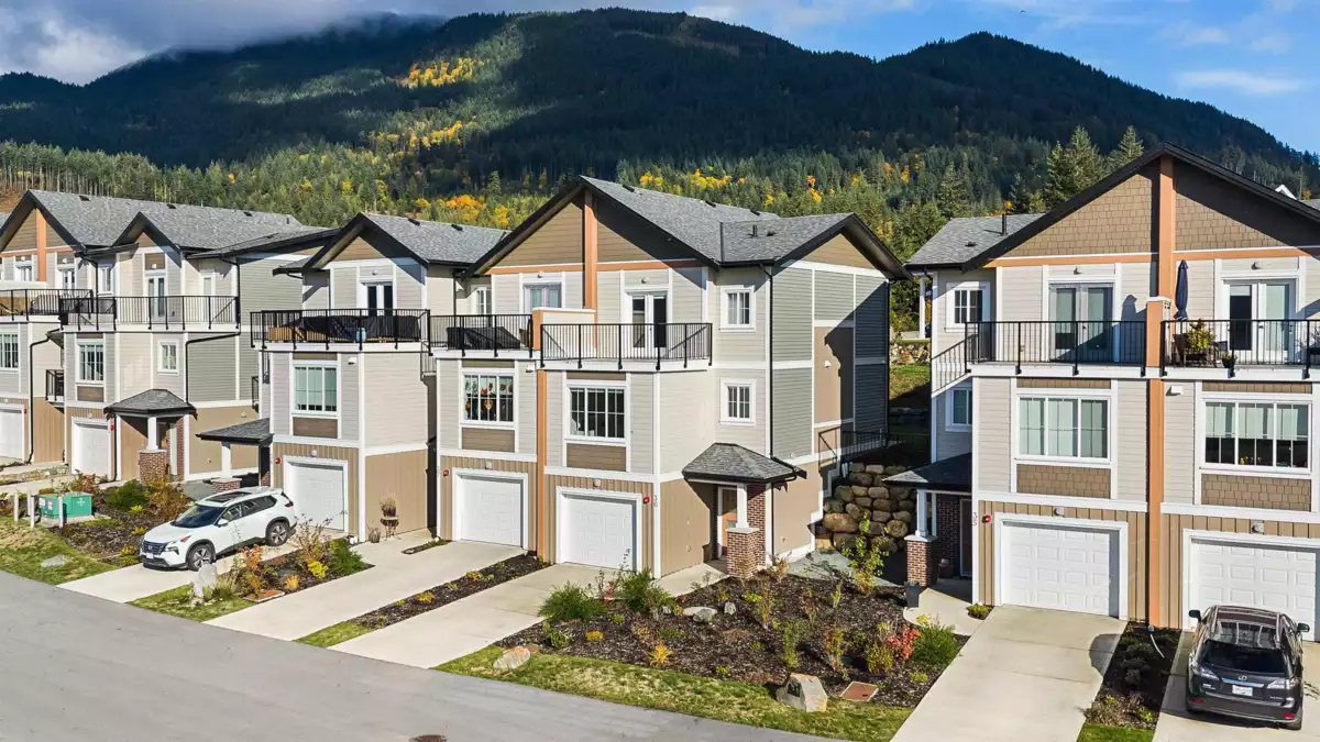 Exterior Front Photo of 36 1928 Woodside Boulevard, Agassiz, BC