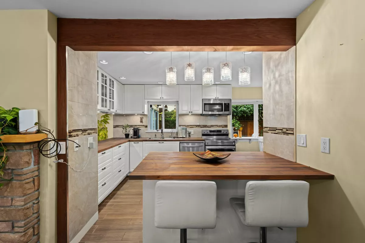 Walk-In Closet Photo of 3440 Bluebonnet Road, North Vancouver, BC