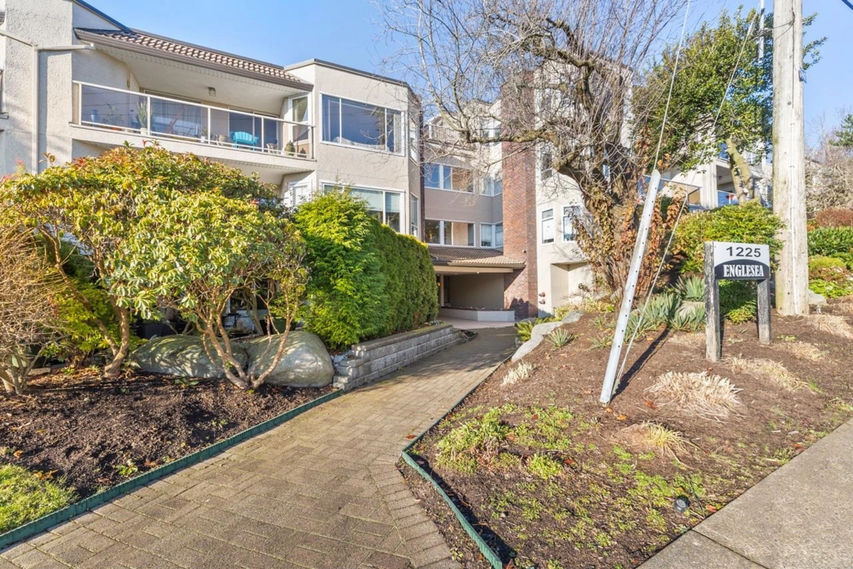 Hot Tub / Spa Photo of 103 1225 Merklin Street, White Rock, BC