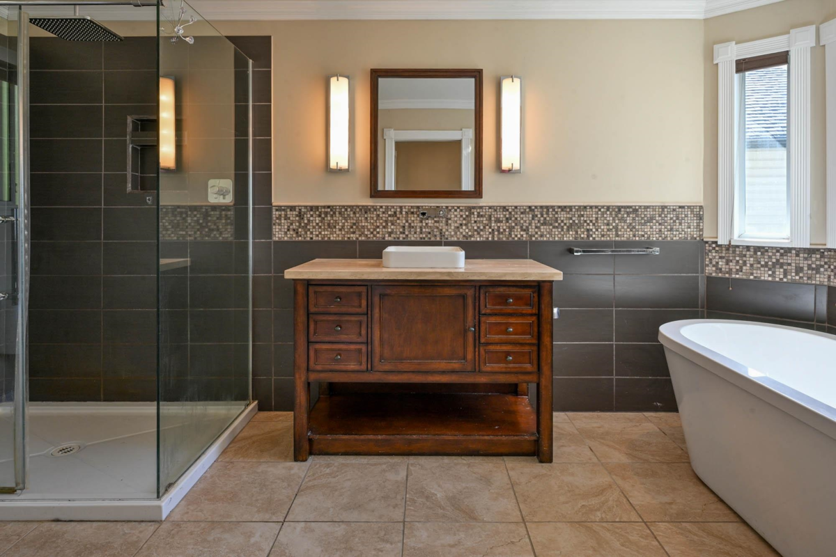 Guest Bathroom Photo of 1422 Magnolia Place, Coquitlam, BC