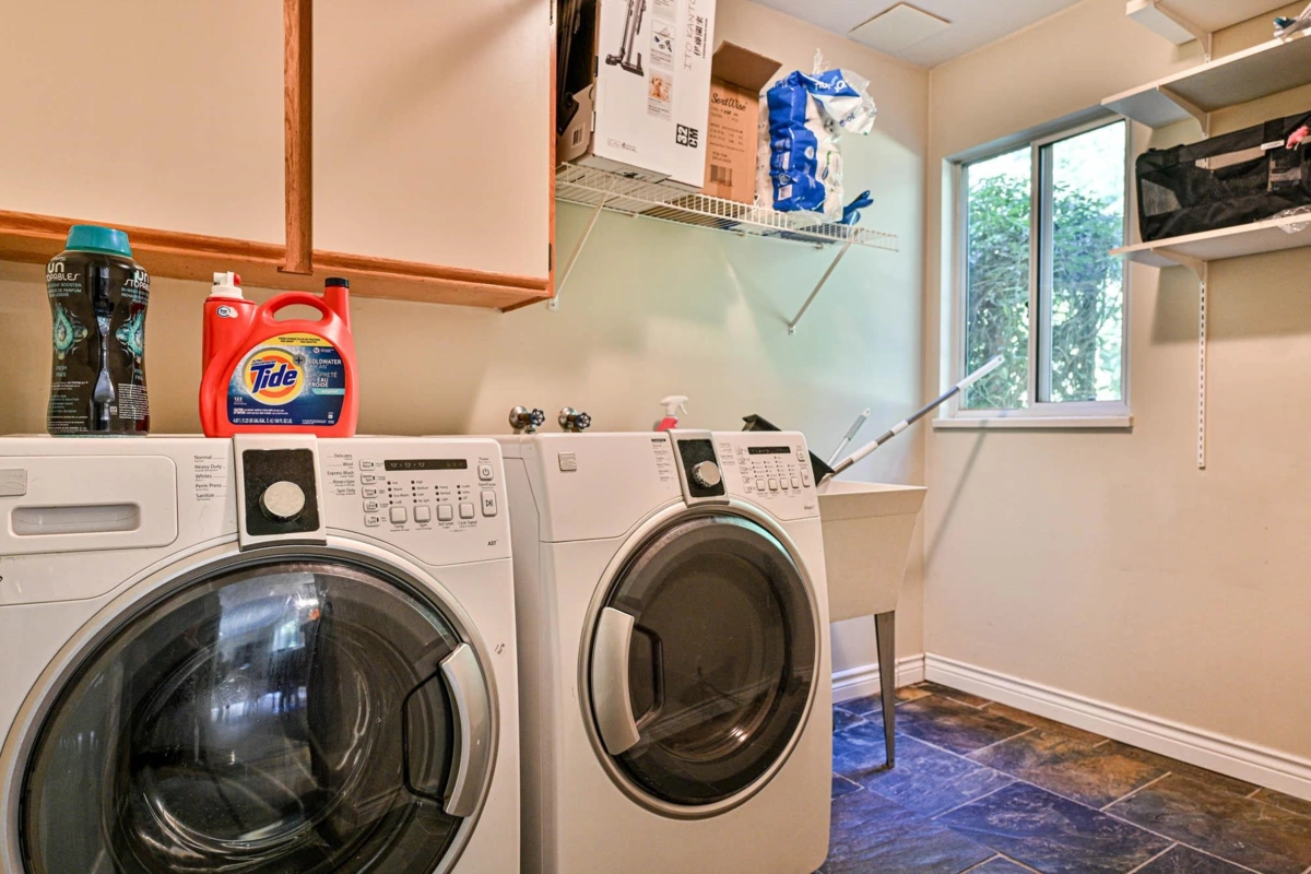 Walk-In Closet Photo of 1422 Magnolia Place, Coquitlam, BC