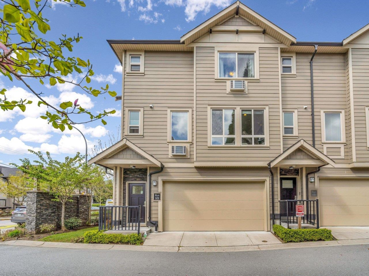 Living Room Photo of 101 19913 70 Avenue, Langley, BC