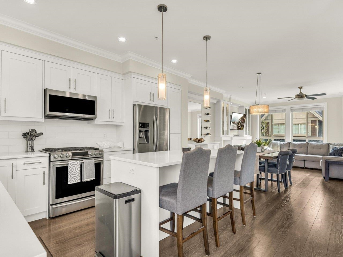 Primary Bathroom Photo of 101 19913 70 Avenue, Langley, BC