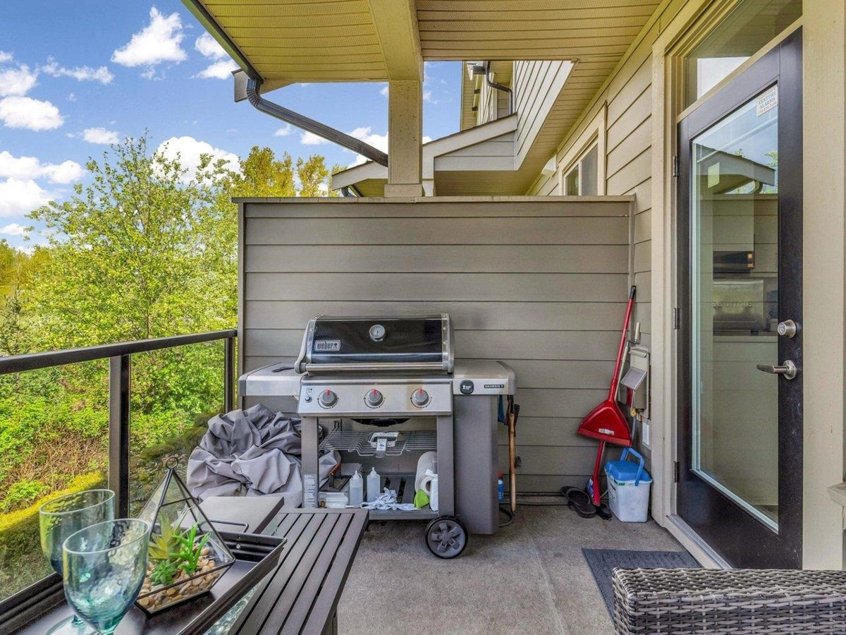 Swimming Pool Photo of 101 19913 70 Avenue, Langley, BC