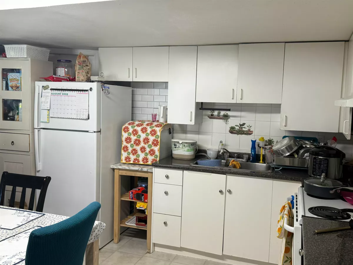 Entry Foyer Photo of 7688 120a Street, Surrey, BC