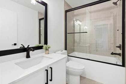 Primary Bathroom Photo of 2 2360 Crescent Way, Abbotsford, BC
