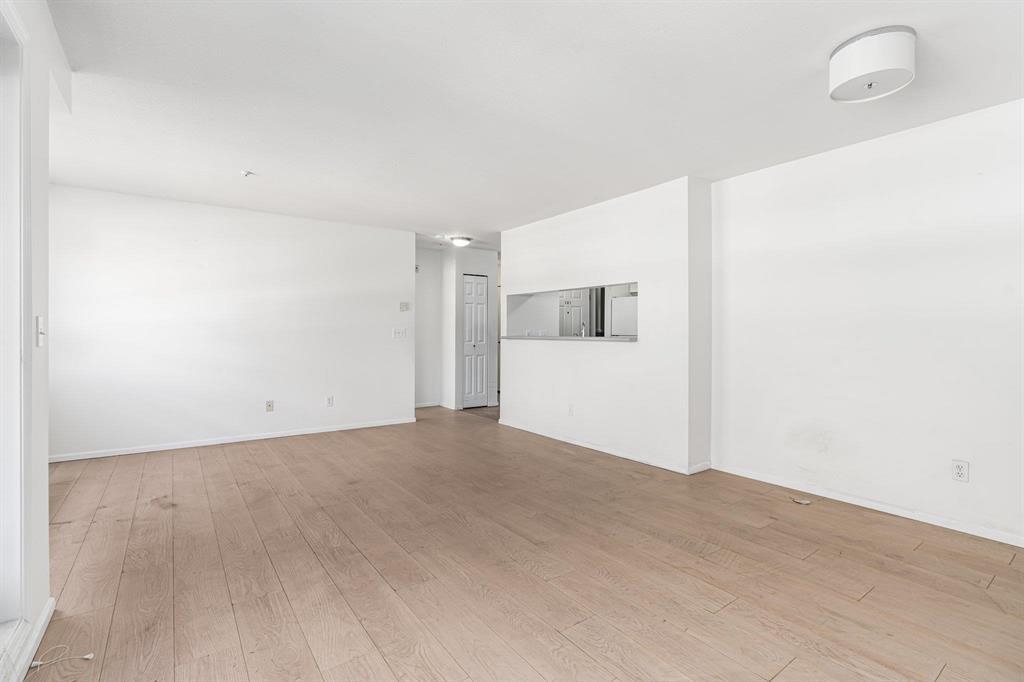 Dining Area Photo of 101 723 Twelfth Street, New Westminster, BC