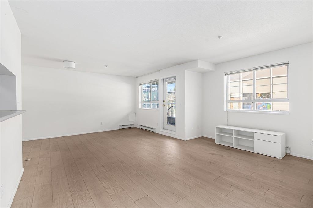 Kitchen Island Photo of 101 723 Twelfth Street, New Westminster, BC