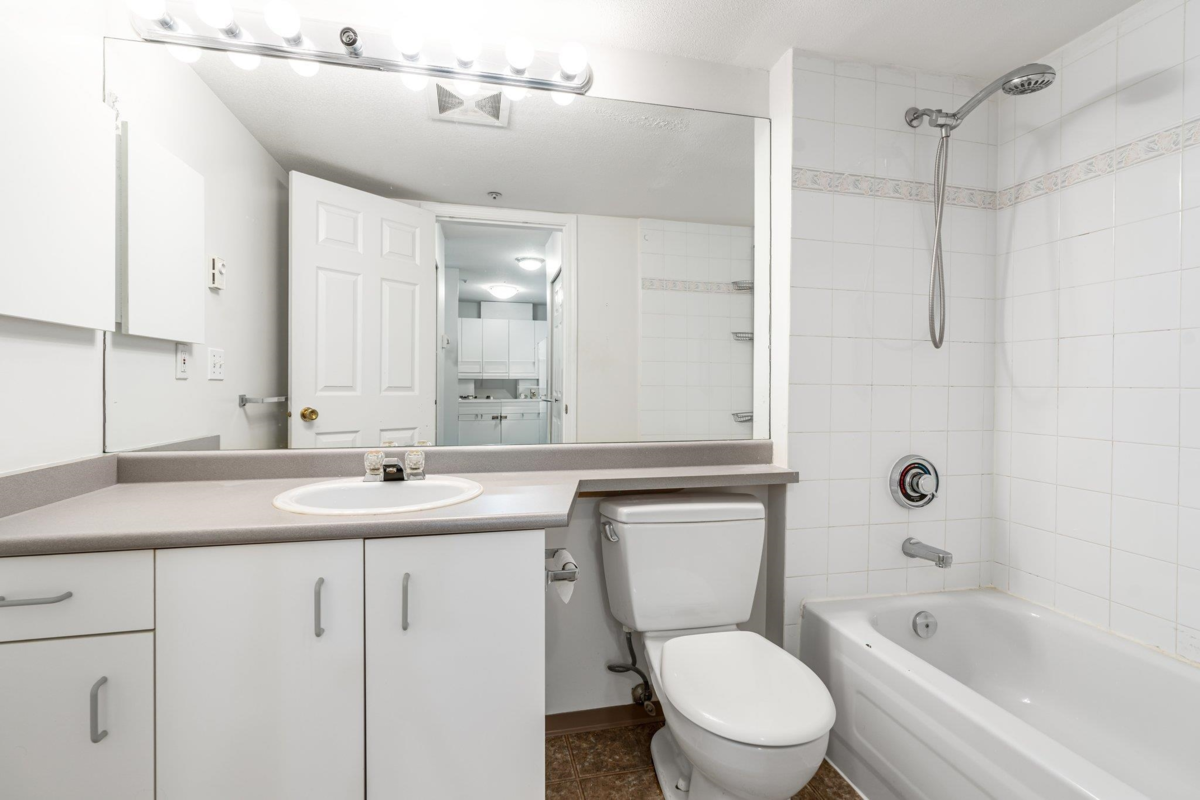 Kitchen Photo of 101 723 Twelfth Street, New Westminster, BC